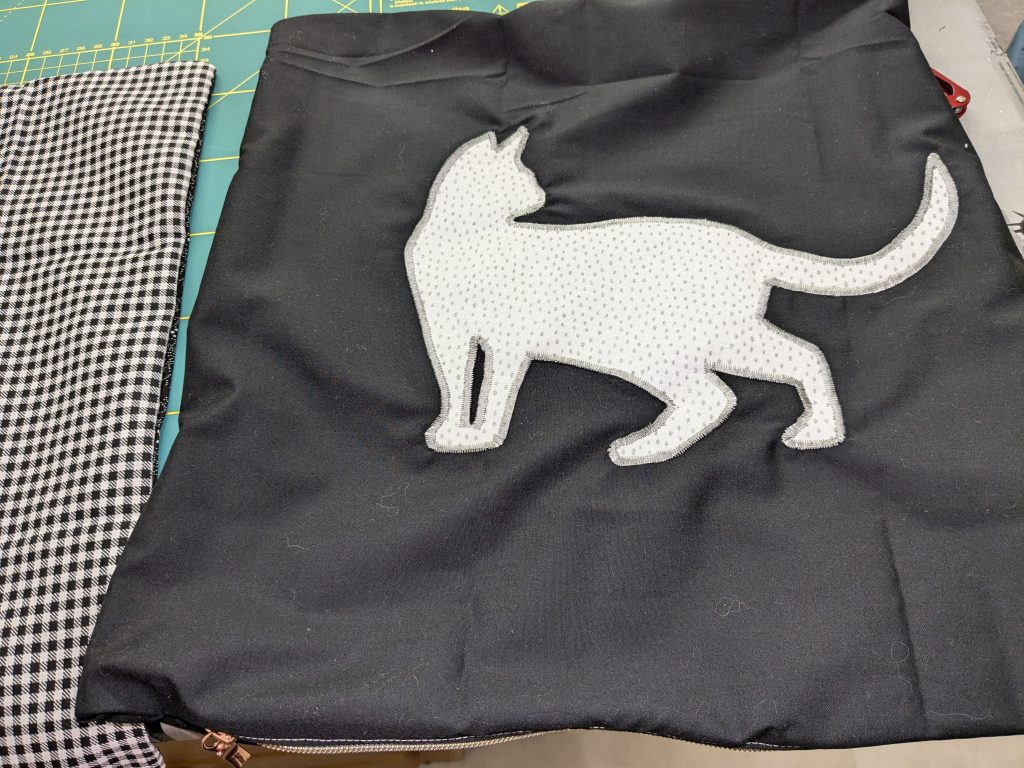 PXL 20241212 175904313 schwarz Kissen mit Katzenaplikation scaled